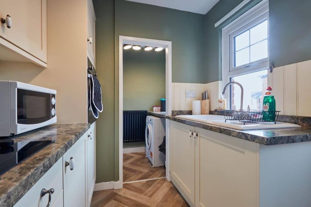 Cosy 3-Bedroom House In Seaham - Street Parking エクステリア 写真