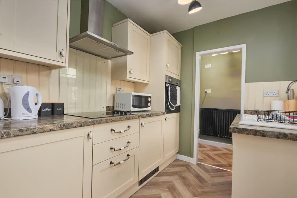 Cosy 3-Bedroom House In Seaham - Street Parking エクステリア 写真
