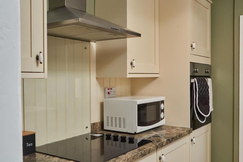 Cosy 3-Bedroom House In Seaham - Street Parking エクステリア 写真
